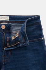Jacob Cohen Jeans 'Bard' blau, Detailaufnahme von Bund und offenem Reißverschluss, Baumwolle/Lyocell, Slim Fit, Button Fly, Leder-Patch, Used-Waschung.