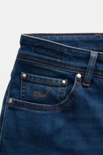 Jacob Cohen Jeans 'Bard' blau in Detailansicht von oben, Used-Waschung, Leder-Patch, komfortabler Stretch, Five-Pocket-Stil, Slim Fit