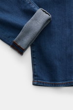 Jacob Cohen Jeans 'Bard' blau, Detailansicht von unten auf das umgeschlagene Hosenbein mit weichem Baumwoll-Lyocell-Denim und markentypischem Leder-Patch.