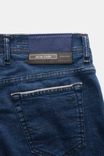 Jacob Cohen Jeans 'Bard LTD' dunkelblau, Detailaufnahme von hinten oben, Kalbfell-Patch mit Nummer, Selvedge-Denim, Baumwolle, Slim Fit, Used-Waschung.