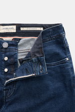 Jacob Cohen Jeans 'Bard LTD' dunkelblau, Detailaufnahme von oben auf den offen Knopfverschluss, Selvedge-Denim, Kalbfell-Patch, Slim Fit, Used-Waschung.