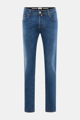 Jacob Cohen Jeans 'Bard LTD' graublau, frontale Nahaufnahme, Slim Fit mit Selvedge-Denim, Kalbfell-Patch, Button Fly, Five-Pocket und dezenter Used-Waschung.