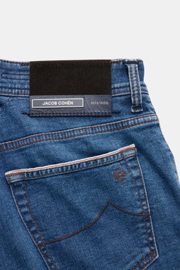 Jacob Cohen Jeans 'Bard LTD' graublau in Nahaufnahme von hinten, Kalbfell-Patch mit Nummer, Slim Fit, Selvedge-Denim, dezente Used-Waschung, Five-Pocket-Stil.