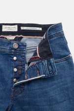 Jacob Cohen Jeans 'Bard LTD' graublau, Nahaufnahme der offenen Bund- und Knopfleiste mit Kalbfell-Patch und Selvedge-Denim-Innenkante.