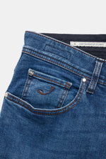Jacob Cohen Jeans "Bard LTD" graublau, Nahaufnahme der Gesäßtasche und Bund, Selvedge-Denim, Kalbfell-Patch, Slim Fit, Used-Waschung.