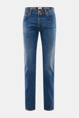 Jacob Cohen Jeans 'Bard LTD' blau, Frontansicht, Slim Fit, Selvedge-Denim, Kalbfell-Patch mit Nummer, dezente Used-Waschung, Button Fly, Five-Pocket-Stil, komfortabler Stretch-Anteil.
