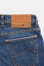 Nahaufnahme der Rückseite der Jacob Cohen Jeans 'Bard LTD' blau mit exklusiv nummeriertem Kalbfell-Patch und detailliertem Stitching.