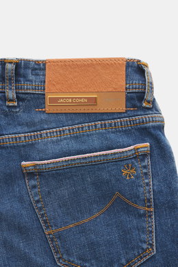Nahaufnahme der Rückseite der Jacob Cohen Jeans 'Bard LTD' blau mit exklusiv nummeriertem Kalbfell-Patch und detailliertem Stitching.