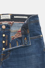 Jacob Cohen Jeans 'Bard LTD' blau, Nahaufnahme von offenem Bund mit Selvedge-Denim, Kalbfell-Patch, Button Fly und feiner Used-Waschung.