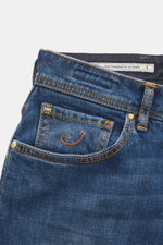 Jacob Cohen Jeans 'Bard LTD' blau, Nahaufnahme von Taschenfront und Bund, Selvedge-Denim mit Kalbfell-Patch, Slim Fit, komfortabler Stretch.