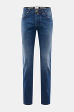 Jacob Cohen Jeans 'Bard LTD' dunkelblau, frontale Aufnahme, slim fit, Selvedge-Denim, Kalbfell-Patch mit Nummer, dezente Used-Waschung, Button Fly.