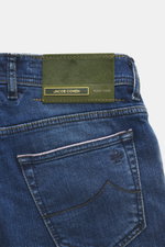 Jacob Cohen Jeans 'Bard LTD' dunkelblau in Nahaufnahme von hinten, Fokus auf Kalbfell-Patch mit Nummerierung und Used-Waschung.