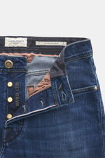 Jacob Cohen Jeans 'Bard LTD' dunkelblau in Nahaufnahme von oben mit offenem Button Fly, Kalbfell-Patch, Selvedge-Denim, Slim Fit und Used-Waschung.