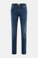 Jacob Cohen Jeans 'Bard' dunkelblau, Slim Fit, schmal zulaufend, aus Baumwolle mit Stretch, frontale Nahaufnahme, dezente Used-Waschung, Button Fly, Five-Pocket, Kalbfell-Patch in Hahnentritt-Design.