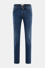 Jacob Cohen Jeans 'Bard' dunkelblau, Slim Fit, schmal zulaufend, aus Baumwolle mit Stretch, frontale Nahaufnahme, dezente Used-Waschung, Button Fly, Five-Pocket, Kalbfell-Patch in Hahnentritt-Design.