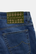 Jacob Cohen Jeans 'Bard' dunkelblau, Rückansicht mit gemustertem Kalbfell-Patch in Hahnentritt-Design, Five-Pocket-Stil, dezente Used-Waschung.