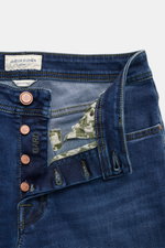 Nahaufnahme der geöffneten Jacob Cohen Jeans 'Bard' dunkelblau aus Baumwolle mit Kalbfell-Patch im Hahnentritt-Design, Button Fly, Slim Fit.