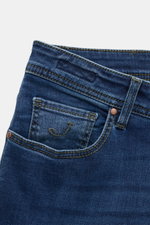 Jacob Cohen Jeans 'Bard' dunkelblau, Detailansicht von hinten schräg oben, mit Kalbfell-Patch im Hahnentritt-Design, Slim Fit, Baumwolle, Stretch, Used-Waschung.