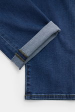 Jacob Cohen Jeans 'Bard' dunkelblau, Detailaufnahme vom unteren Bein mit umgeschlagenem Saum, Kalbfell-Patch im Hahnentritt-Design sichtbar.