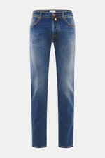 Jacob Cohen Jeans 'Bard' rauchblau, frontale Nahaufnahme, slim Fit, softer Denim mit Used-Waschung, Five-Pocket, Button Fly, Leder-Patch in Ponyfell-Optik.