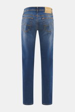 Jacob Cohen Jeans 'Bard' rauchblau in Slim Fit, rückseitig gezeigt, mit dezenter Used-Waschung und Ponyfell-Lederpatch.