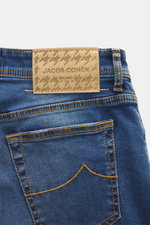 Jacob Cohen Jeans 'Bard' rauchblau, Detailaufnahme von hinten oben, zeigt Lederpatch in Ponyfell-Optik, dezente Used-Waschung, weicher Denim.