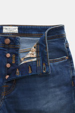 Jacob Cohen Jeans 'Bard' rauchblau, Slim Fit, aus softem Baumwoll-Denim mit Used-Waschung, Button Fly, Lederpatch, Detailansicht von vorne oben.