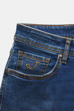 Jacob Cohen Jeans 'Bard' rauchblau, Detailansicht der Vorderseite mit Münztasche, soften Denim, Used-Waschung, Slim Fit, Button Fly, Leather Patch.