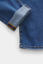 Jacob Cohen Jeans 'Bard' rauchblau, Detailaufnahme von unten schräg, weicher Denim mit Used-Waschung und umgeschlagenem Saum.
