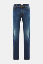 Jacob Cohen Jeans 'Bard' dunkelblau von vorne mit Slim Fit, Five-Pocket-Stil, Used-Waschung, Button Fly, Lederpatch und kontrastfarbener Naht.