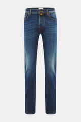 Jacob Cohen Jeans 'Bard' dunkelblau von vorne mit Slim Fit, Five-Pocket-Stil, Used-Waschung, Button Fly, Lederpatch und kontrastfarbener Naht.