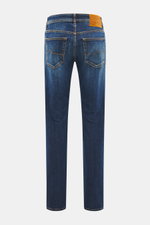 Jacob Cohen Jeans 'Bard' dunkelblau in Slim Fit, Rückansicht, robuste Denim mit Used-Waschung, Five-Pocket-Stil, Leder-Patch, Kontrast-Stitching.