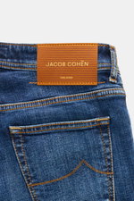 Jacob Cohen Jeans 'Bard' dunkelblau von hinten fotografiert, robust, Slim Fit, Five-Pocket, Used-Waschung, Button Fly, Leather Patch, kontrastr. Stitching.