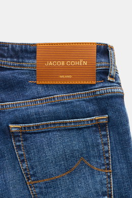 Jacob Cohen Jeans 'Bard' dunkelblau von hinten fotografiert, robust, Slim Fit, Five-Pocket, Used-Waschung, Button Fly, Leather Patch, kontrastr. Stitching.
