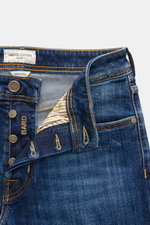 Jacob Cohen Jeans 'Bard' dunkelblau aus robuster Denim mit leichtem Stretch, Button Fly, Five-Pocket-Stil, authentischer Used-Waschung, Front nah fotografiert.