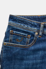 Jacob Cohen Jeans 'Bard' dunkelblau, Detailaufnahme der Five-Pocket-Jeans im Slim Fit von vorne oben, Used-Waschung, kontrastfarbenes Stitching, Münztasche mit Initial, robuster Denim mit leichtem Stretch.