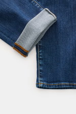 Jacob Cohen Jeans 'Bard' dunkelblau im Slim Fit, Detailaufnahme vom Bein mit umgekrempeltem Saum, robuster Denim, leichter Stretch, Used-Waschung, Five-Pocket-Stil.
