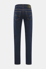 Jacob Cohen Jeans 'Bard' dunkelblau, Rückansicht mit typischem Leather Patch, elastischer Baumwolle, Slim Fit, Five-Pocket-Stil, schmal zulaufend.