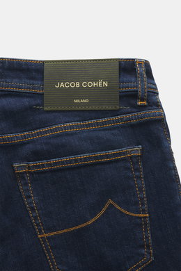 Jacob Cohen Jeans 'Bard' dunkelblau von hinten fotografiert, mit sichtbarem Leather Patch, Gesäßtaschen mit Stitching, elastischem Denim, Slim Fit.