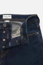 Jacob Cohen Jeans 'Bard' dunkelblau im Slim Fit, Detailaufnahme von offenem Button Fly, weichem elastischem Denim und Leather Patch.