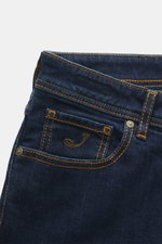 Jacob Cohen Jeans 'Bard' dunkelblau im Five-Pocket-Stil, Detailansicht der Fronttasche mit Logo, Leder-Patch und elastischem Denim.