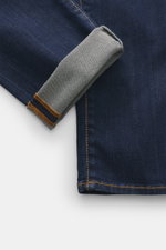 Jacob Cohen Jeans 'Bard' dunkelblau, Detailaufnahme von unten schräg, elastischer Denim, weicher Griff, schmal zulaufender Slim Fit, sichtbare Naht und Umschlag.
