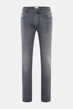 Jacob Cohen Jeans 'Bard Fast' grey im Slim Fit, schmal zulaufend, Frontansicht, elastischer Baumwoll-Denim mit Used-Waschung, Button Fly, Five-Pocket, Leather Patch.