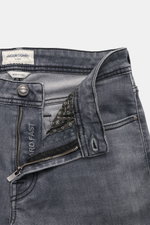 Jacob Cohen Jeans 'Bard Fast' grey, Detailansicht von Taille und offenem Reißverschluss, elastischer Baumwoll-Denim mit Used-Waschung.