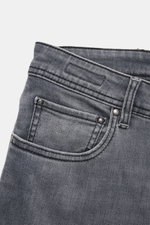 Jacob Cohen Jeans 'Bard Fast' grey aus elastischem Baumwoll-Denim mit Used-Waschung, Lederpatch, Slim Fit, Five-Pocket-Stil, Detailansicht von oben.