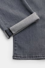 Jacob Cohen Jeans 'Bard Fast' grey, Detailaufnahme vom Bein mit umgeschlagenem Saum, softer elastischer Denim, dezente Used-Waschung.