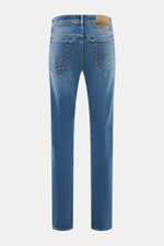 Jacob Cohen Jeans 'Bard Fast' graublau im Slim Fit, Rückansicht mit Used-Waschung, elastischem Denim, Lederpatch und Five-Pocket-Stil.