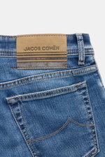 Jacob Cohen Jeans 'Bard Fast' graublau in Nahaufnahme von hinten, zeigt Leather Patch, soften Denim, Used-Waschung und Stitching.