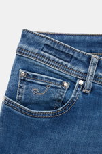 Jacob Cohen Jeans 'Bard Fast' graublau, Detailfoto von hinten oben, soften Denim mit Used-Waschung, Leather Patch und Stitching.