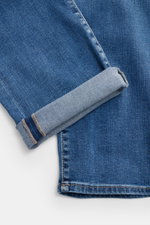 Jacob Cohen Jeans 'Bard Fast' graublau, Detailaufnahme der Hose von oben, weicher Denim, dezente Used-Waschung, aufgeschlagener Beinabschluss.